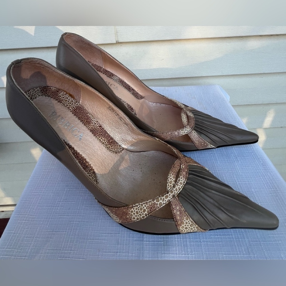 NWOT Ribbica beige high heels,contrasting details, Ray-like stitches,39(8.5)
